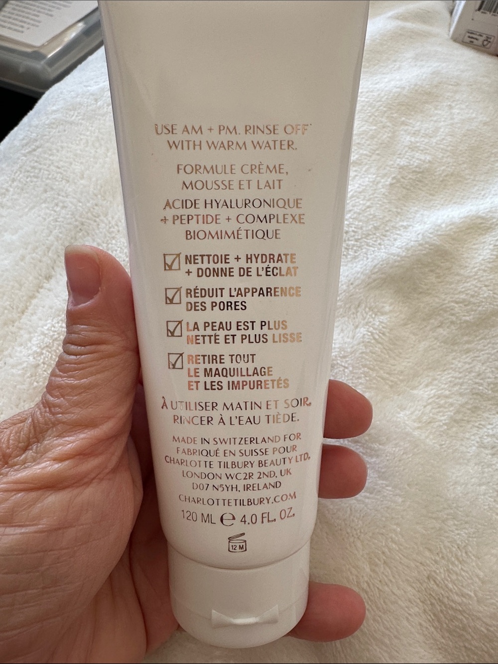 🆕 Charlotte Tilbury Magic Hydration Revival Cleanser - Cream to Foam 4 fl oz. - Picture 2 of 3